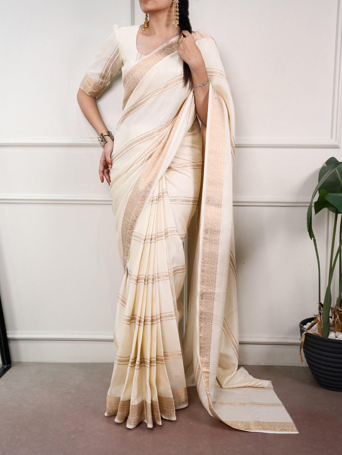 Dola Silk Saree with Intricate Zari Weaving Work